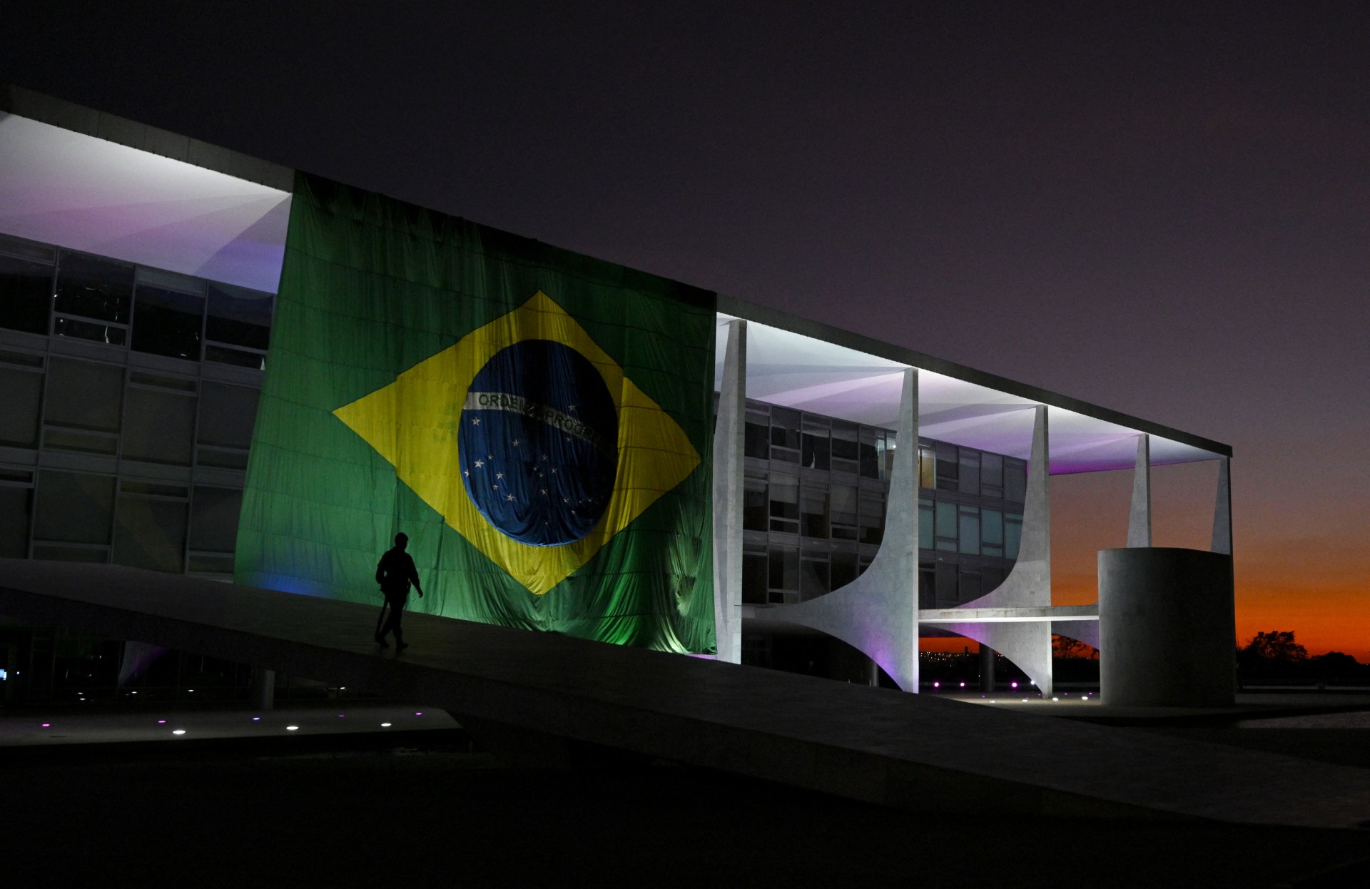 Bandeira nacional brasileira exposta diante do Palácio do Planalto. A democracia e a defesa das instituições deve ser o norte para qualquer publicação (Foto: Evaristo Sá / AFP)