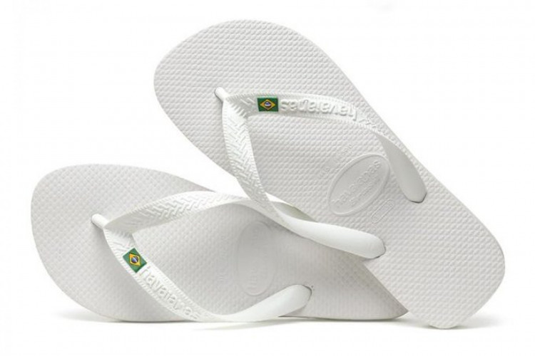 O modelo destacado na loja online é o de cor branca com a bandeira do Brasil, que sai ainda mais caro quando é cobrado frete. O total da compra chega a R$ 630