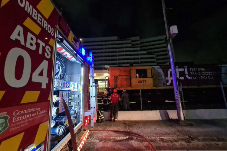 Bombeiros debelaram princípio de incêndio em locomotiva