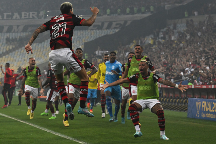 O atacante do Flamengo Pedro (esquerda) comemora com os companheiros de equipe após marcar contra o Corinthians durante a partida de volta da final da Copa do Brasil entre Flamengo e Corinthians no estádio do Maracanã, no Rio de Janeiro, Brasil, em 19 de outubro de 2022.
