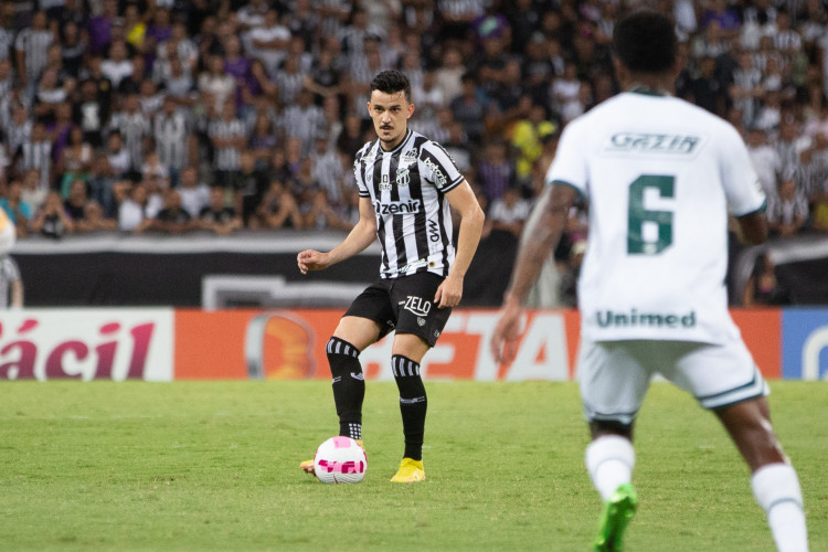 Meia Guilherme Castilho no jogo Ceará x Goiás, na Arena Castelão, pelo Campeonato Brasileiro Série A 