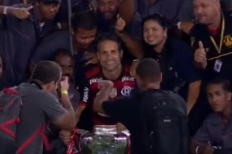 O meia Diego, do Flamengo, com funcionários do Maracanã para foto da taça da Copa do Brasil 