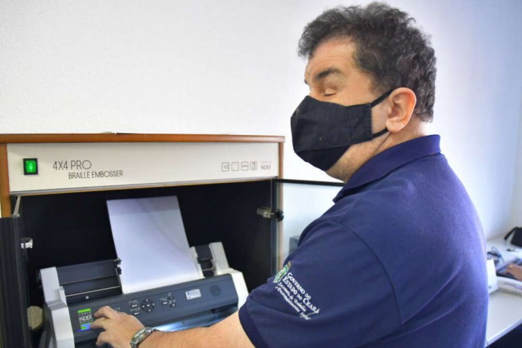 Com modernização dos equipamentos, gráfica braille da SPS agora consegue imprimir folders e até cardápios
