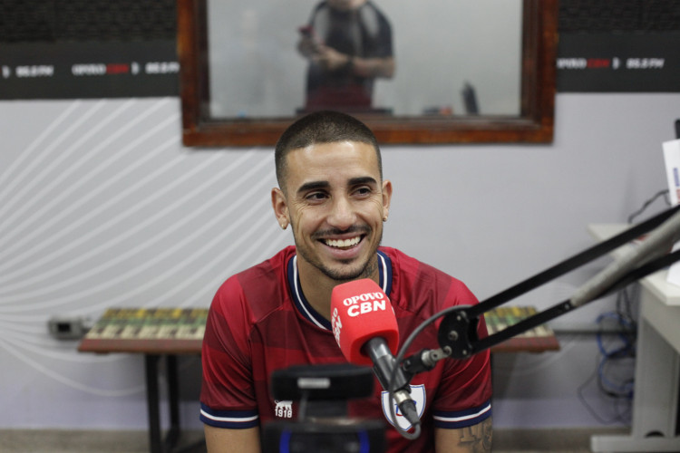 FORTALEZA CE, BRASIL, 20.10.2022: Thiago Galhardo, atacante do Fortaleza no programa Esportes do Povo, na radio O POVO CBN.