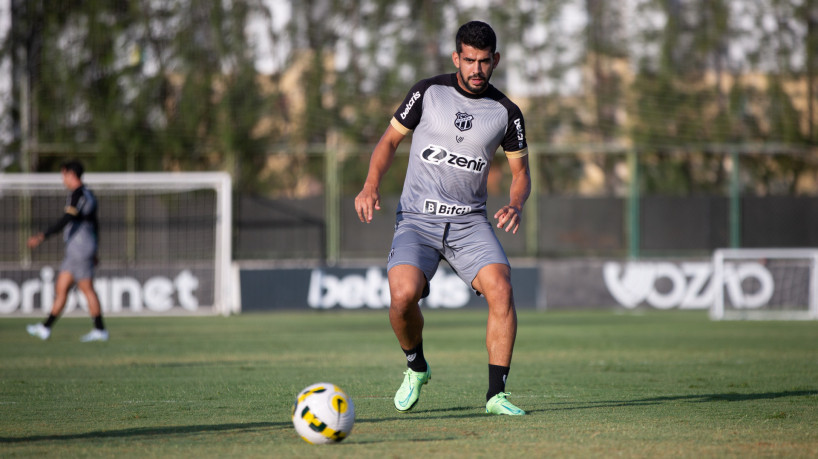 Atacante Zé Roberto em treino do Ceará no estádio Carlos de Alencar Pinto, em Porangabuçu