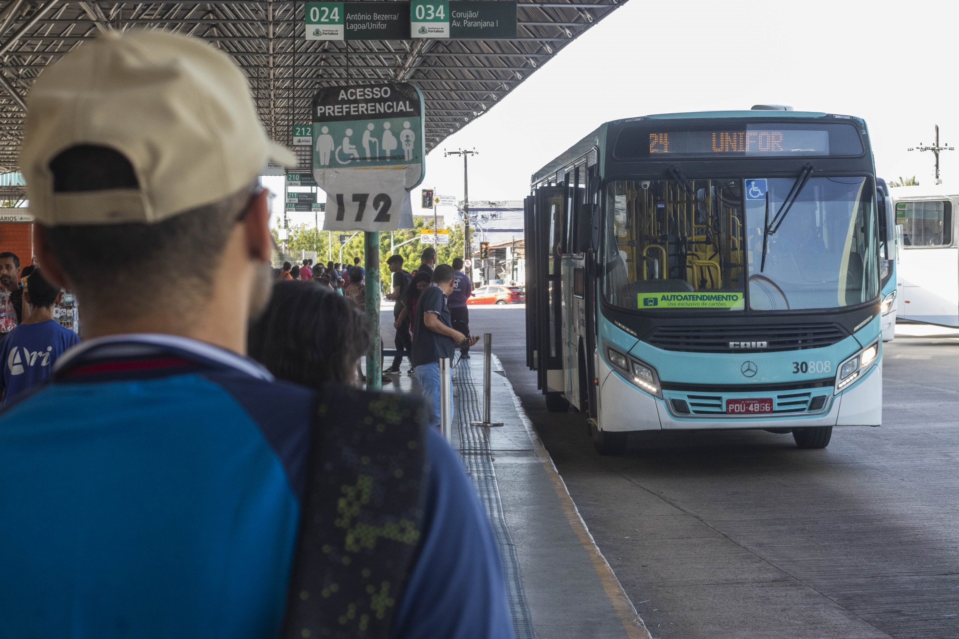 FORTALEZA, CEARÁ, BRASIL, 20-10-2022: Movimentação no Terminal do Antônio Bezerra, e os ônibus com ar condicionados desligados. (Foto: Fernanda Barros/ O Povo)