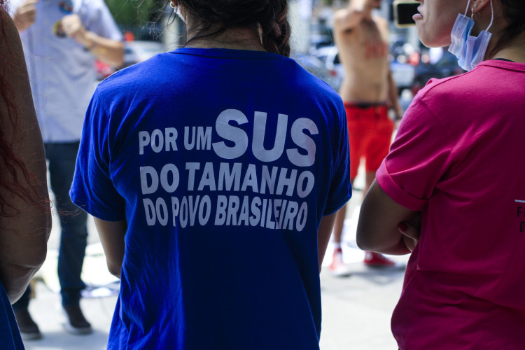Manifestação denunciou cortes de verbas federais que afetam tratamento de HIV/aids, nesta sexta-feira, 21, na praça do Theatro José de Alencar, em Fortaleza