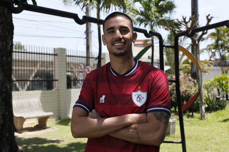 FORTALEZA CE, BRASIL, 20.10.2022: Thiago Galhardo, atacante do Fortaleza no programa Esportes do Povo, na radio O POVO CBN.