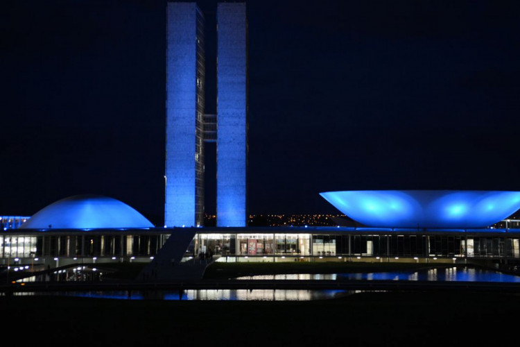 Monumentos são iluminados de azul em apoio à campanha Novembro Azul para chamar a atenção dos homens sobre a importância da prevenção e do diagnóstico precoce do câncer de próstata (Valter Campanato/Agência Brasil)