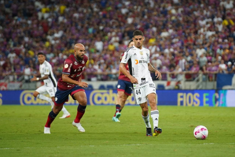 Volante Zé Welison no jogo Fortaleza x Atlético-MG, na Arena Castelão, pelo Campeonato Brasileiro Série A