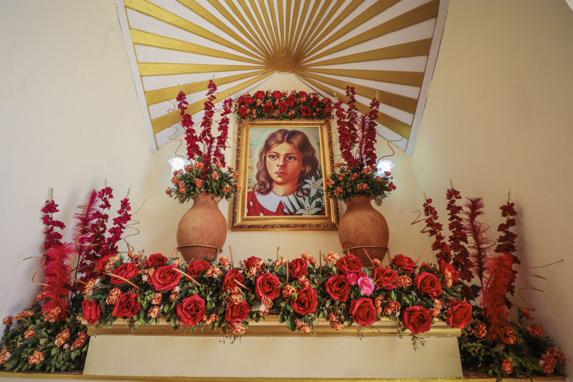 Altar em homenagam à Menina Benigna no Crato (Foto: FERNANDA BARROS)