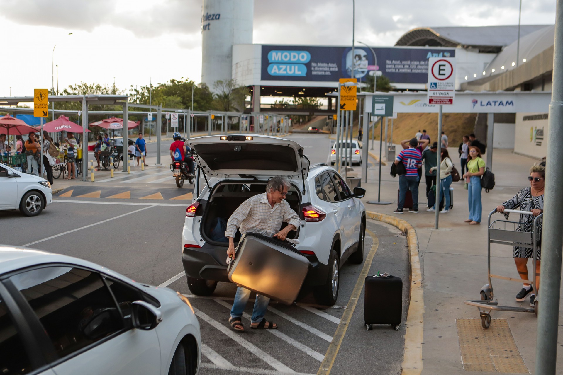 ÓRGÃO de defesa do consumidor questiona cobrança na área de embarque e desembarque no Aeroporto (Foto: FCO FONTENELE)