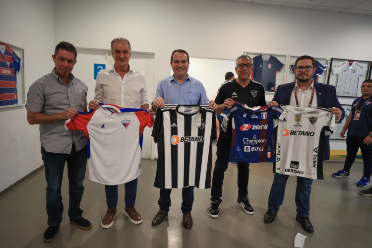 Presidente do Atlético-MG, Sérgio Coelho, presidente do Fortaleza, Marcelo Paz, e vice-presidente e diretor de futebol Alex Santiago trocam camisas no jogo Fortaleza x Atlético-MG, na Arena Castelão, pelo Campeonato Brasileiro Série A