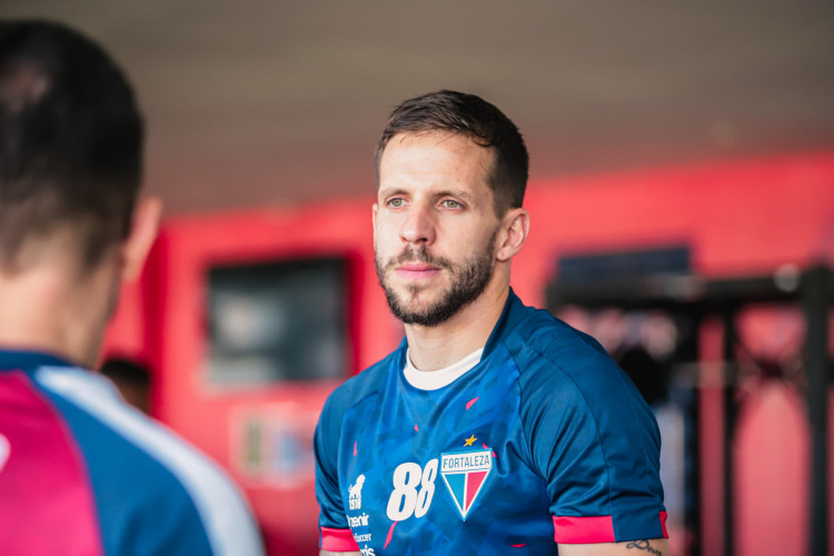 Volante Lucas Sasha em treino do Fortaleza no Centro de Excelência Alcides Santos, no Pici