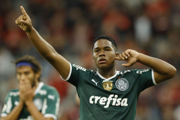 Palmeiras supera Athletico-PR e coloca uma mão na taça do Brasileiro