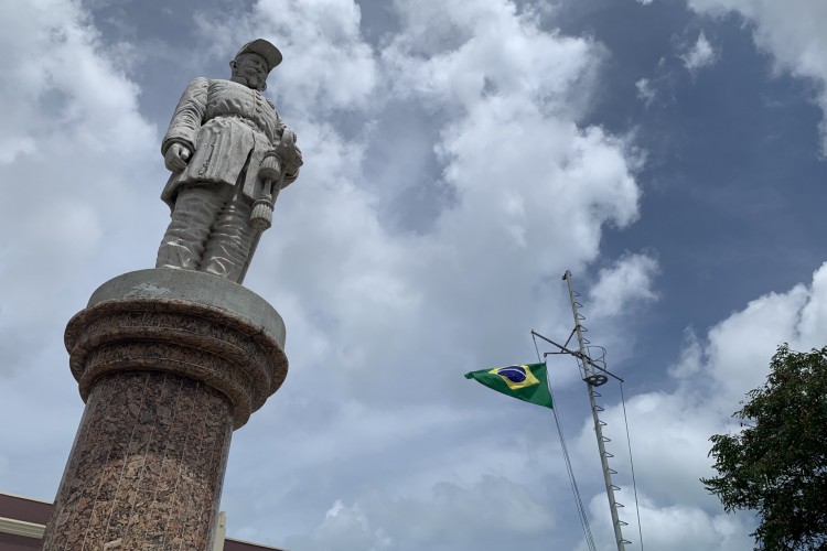 Monumento em homenagem ao General Sampaio está localizado em uma das entradas do Quartel da 10ª Região Militar, no Centro. A obra foi construída em 1900