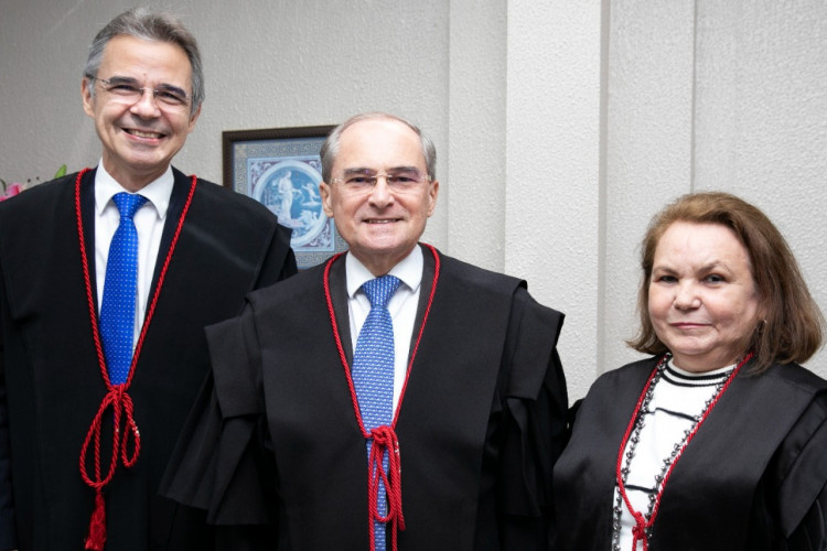 ￼ABELARDO Benevides (ao centro) ao lado do vice-presidente eleito Heráclito Vieira e da corregedora-geral eleita Maria Edna Martins