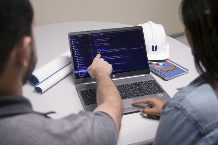 Com as disciplinas com foco em linguagem de programação, o estudante segue com a formação básica de um engenheiro, com conhecimentos práticos da área de programação