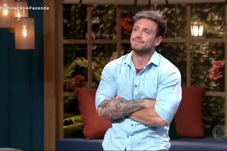 Vini Buttel foi o sexto eliminado de A Fazenda 2022; peão saiu do programa após ser votado por apenas 21,14% do público