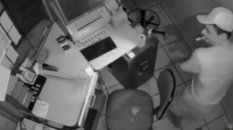 Imagens de uma câmera de segurança flagraram um homem furtando uma lotérica no Centro de Milag...