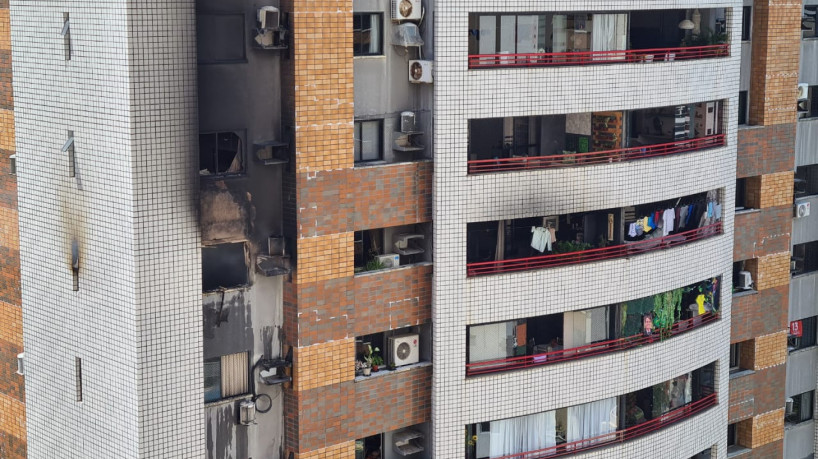 Incêndio atinge apartamento de prédio no bairro Meireles na tarde deste sábado, 29(foto: Leito...