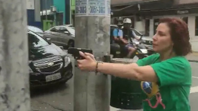 ￼Carla Zambelli teve imagens registradas quando apontava arma para um homem em São Paulo(foto:...