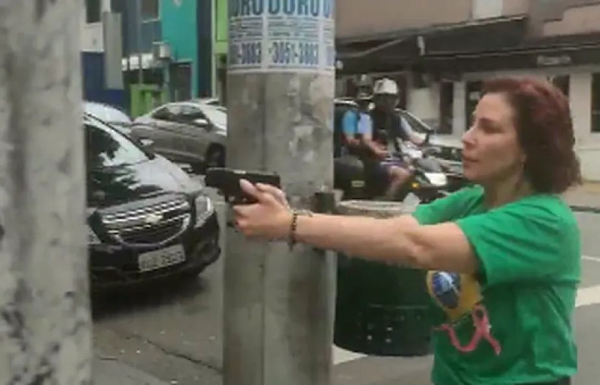 ￼ Carla Zambelli teve imagens registradas quando apontava arma para um homem em São Paulo