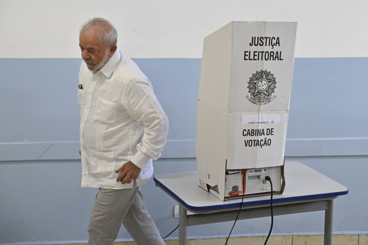 O ex-presidente brasileiro (2003-2010) e candidato do Partido dos Trabalhadores (PT) Luiz Inácio Lula da Silva vota durante o segundo turno das eleições presidenciais, em uma estação de votação em São Paulo, Brasil, em 30 de outubro de 2022. - Após uma campanha amargamente divisiva e uma votação inconclusiva no primeiro turno, o Brasil elege seu próximo presidente em um segundo turno entre o titular de extrema-direita Jair Bolsonaro e o veterano de esquerda Luiz Inácio Lula da Silva. (Foto de NELSON ALMEIDA/AFP)