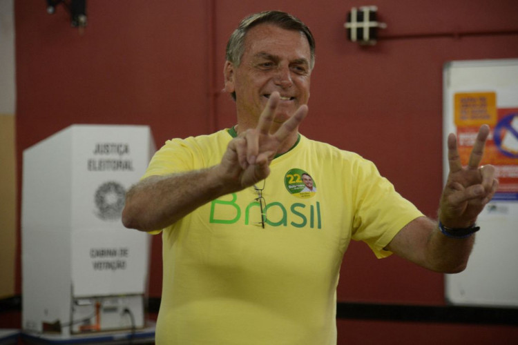Com mais de 55% das urnas apuradas, Bolsonaro segue na frente