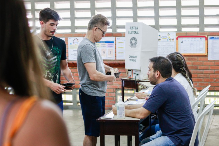FORTALEZA, CEARÁ, BRASIL, 30-10-2022: Movimentação na votação no Ari de Sá Washington. (Foto: Fernanda Barros/ O Povo)

