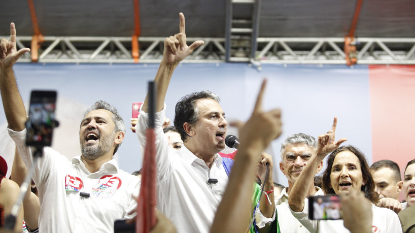 FORTALEZA CE, BRASIL, 30.10.2022: Elmano, Camilo e Izolda. Festa da vitória. Eleição segundo turno. Comitê Whashington Soares.