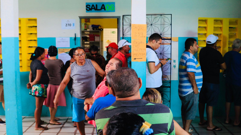 Filas de eleitores na EMEIEF Herbert de Sousa.(foto: Thais Mesquita/O POVO)