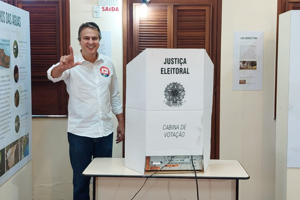 Senador eleito Camilo Santana (PT) vota em Barbalha