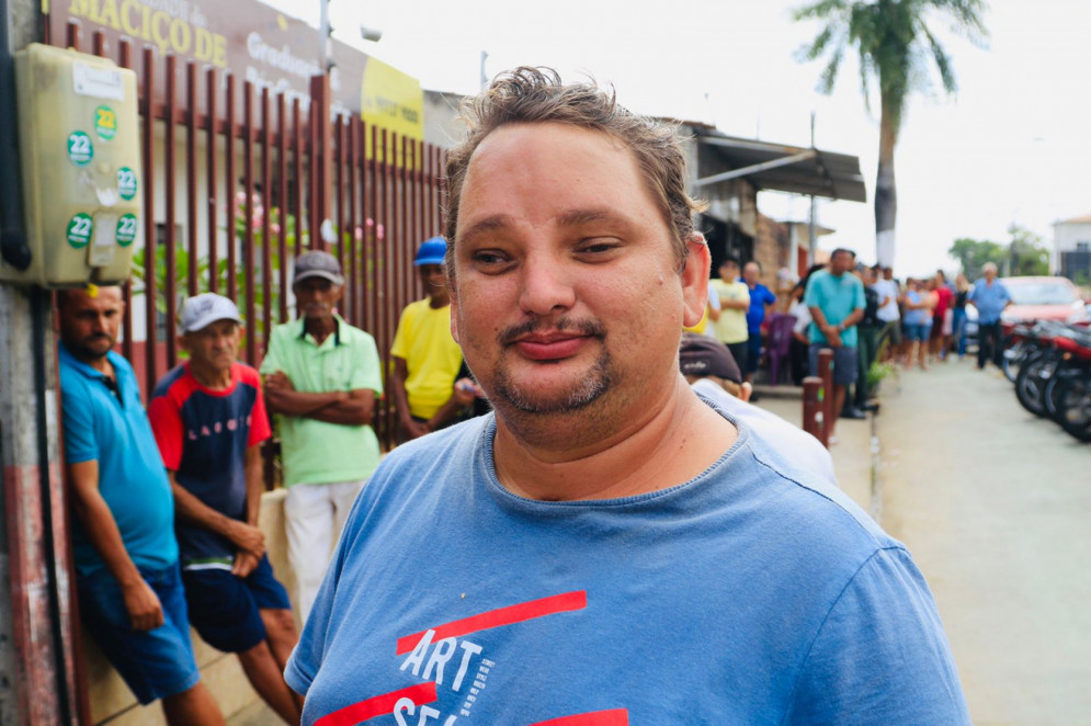 Cleilton Maciel da Silva, 35 anos, na fila para votar no Instituto Educacional Castro's, no Bom Jardim.
