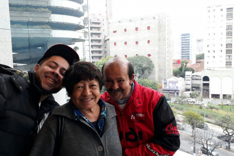 O casal era comerciante em São Paulo, onde vendiam alho e cebola numa feira local