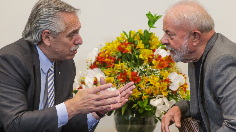 O presidente argentino Alberto Fernandez (E) cumprimenta o presidente brasileiro Luiz In&aacute;cio Lula da Silva durante reuni&atilde;o em S&atilde;o Paulo, Brasil, em 31 de outubro de 2022, logo ap&oacute;s elei&ccedil;&atilde;o no Brasil