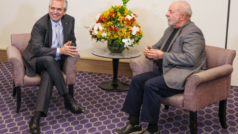 Nesta foto de Hanodut divulgada pela Presid&ecirc;ncia argentina, o presidente argentino Alberto Fernandez (E) cumprimenta o presidente eleito Luiz In&aacute;cio Lula Da Silva.