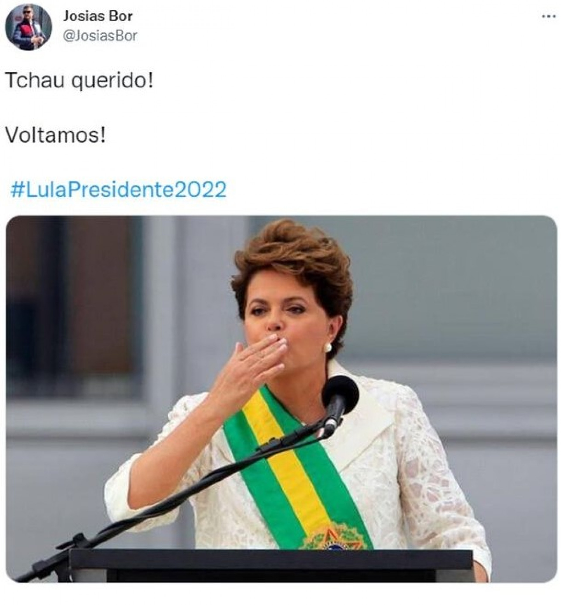 Outra das imagens compartilhadas mostra a ex-presidente Dilma Rousseff (PT) com a faixa presidencial, e afirma: "Voltamos!"