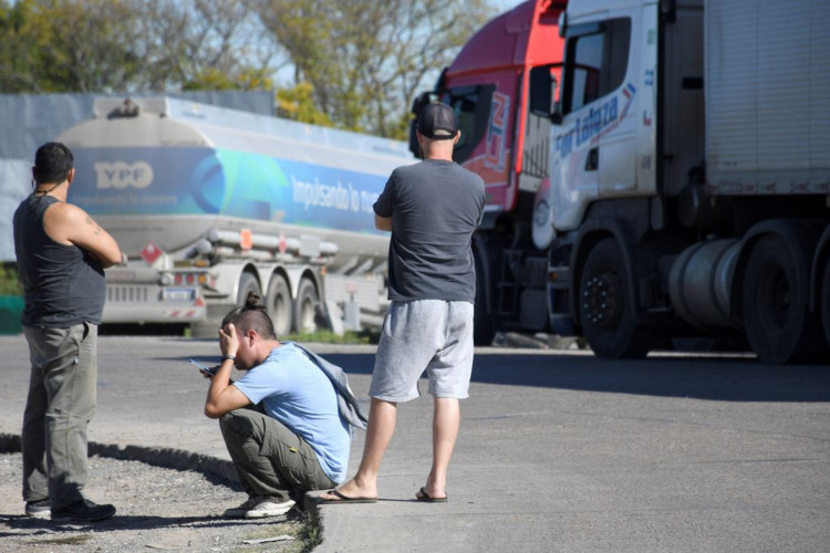 Aeroportos podem sofrer desabastecimento de combustível, alerta Abear
