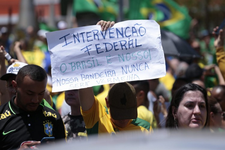 Em ato golpista, apoiadores de Bolsonaro em Fortaleza pedem 