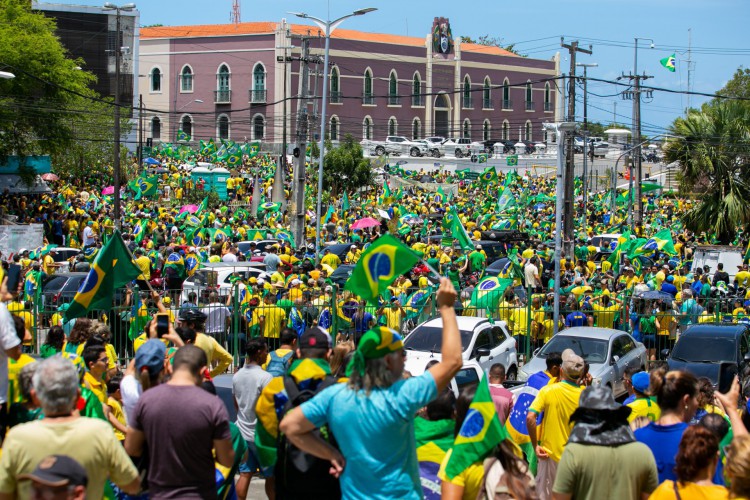 Manifestação em frente à 10ª Região Militar pedindo intervenção federal
