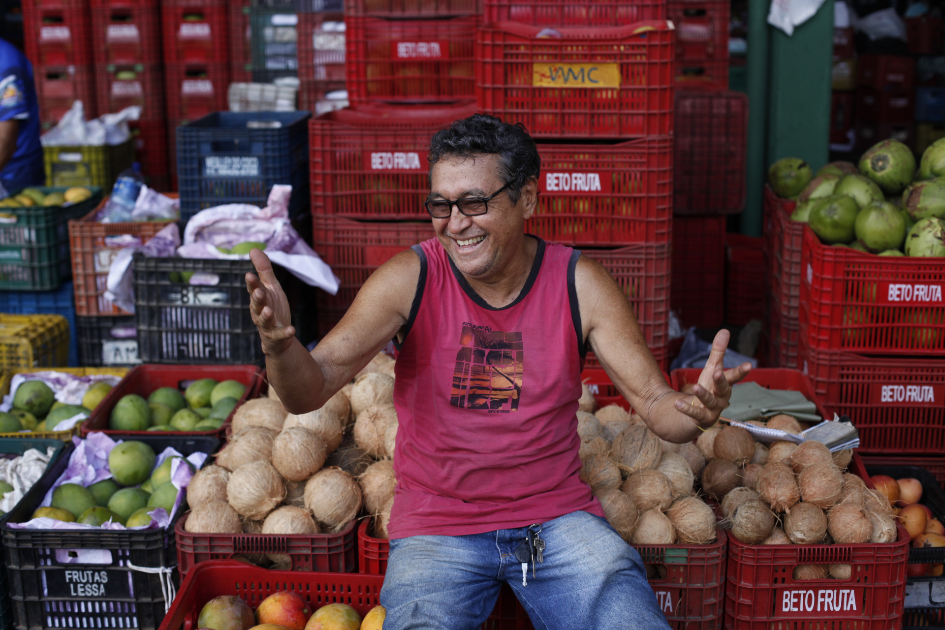 (Foto: FÁBIO LIMA/ O POVO)Wilson Matos Costa trocou o emprego em um banco para se tornar comerciante de frutas na Ceasa-CE 