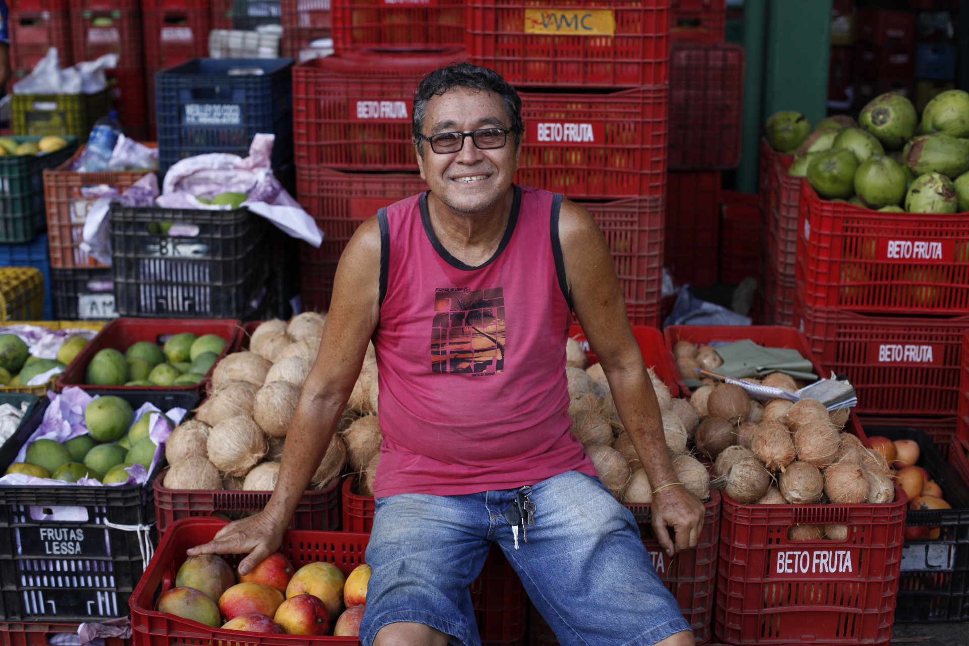 Wilson Matos Costa trocou o emprego em um banco para se tornar comerciante de frutas na Ceasa-CE (Foto: FÁBIO LIMA)