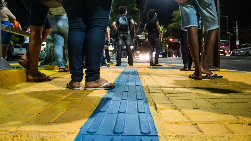 O piso tátil é caracterizado por relevo e luminância contrastantes em relação ao piso adjacente, destinado a constituir alerta ou direção, servindo de orientação perceptível por pessoas com deficiência visual