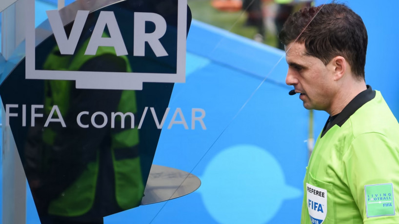 A tela do VAR &eacute; um dos recursos dispon&iacute;veis para o &aacute;rbitro; entenda como ser&aacute; usado na Copa do Mundo 2022