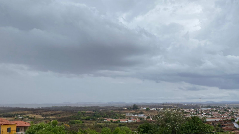 Céu no Cedro nesta sexta-feira, 4. Apesar de chover no Cariri, o município não registrou chuva...