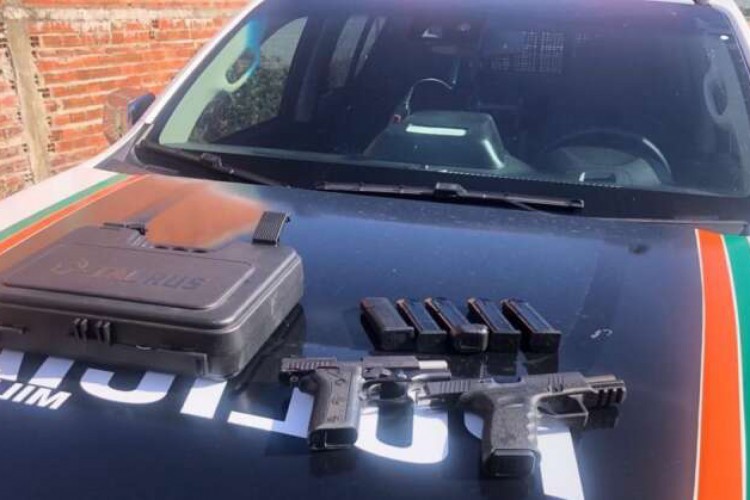 Com o suspeito, os PMs apreenderam duas pistolas, munições, um tablete de maconha e 18 trouxinhas de cocaína