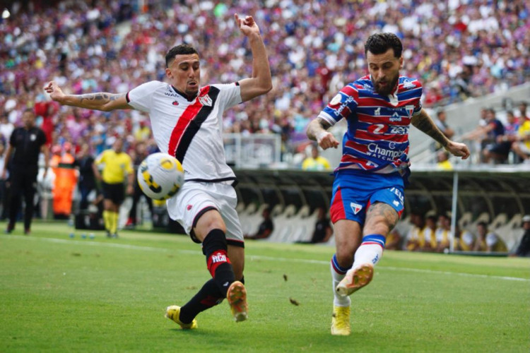 Meia Lucas Lima disputa lance no jogo Fortaleza x Atlético-GO, na Arena Castelão, pelo Campeonato Brasileiro Série A