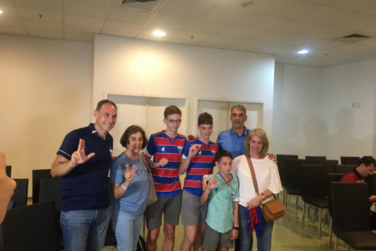 Familiares de Vojvoda na sala de imprensa da Arena Castelão 
