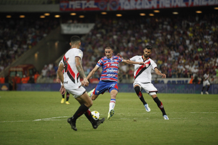 FORTALEZA, CE, BRASIL, 06.11.2022: Thiago Galhardo, jogador do Fortaleza no Jogo pela série A Fortaleza vs Atlético-Go. Estádio Castelão.